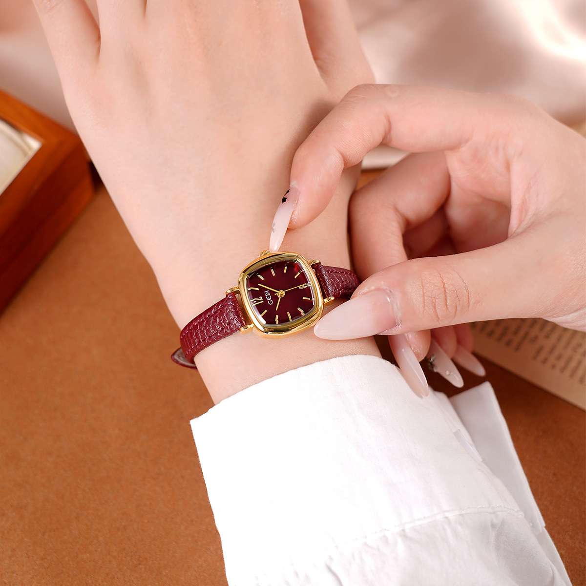 UTHAI 61018 CQ490 Sadelik, yük - Luxury Watch Values incelemesi ve fiyatı
