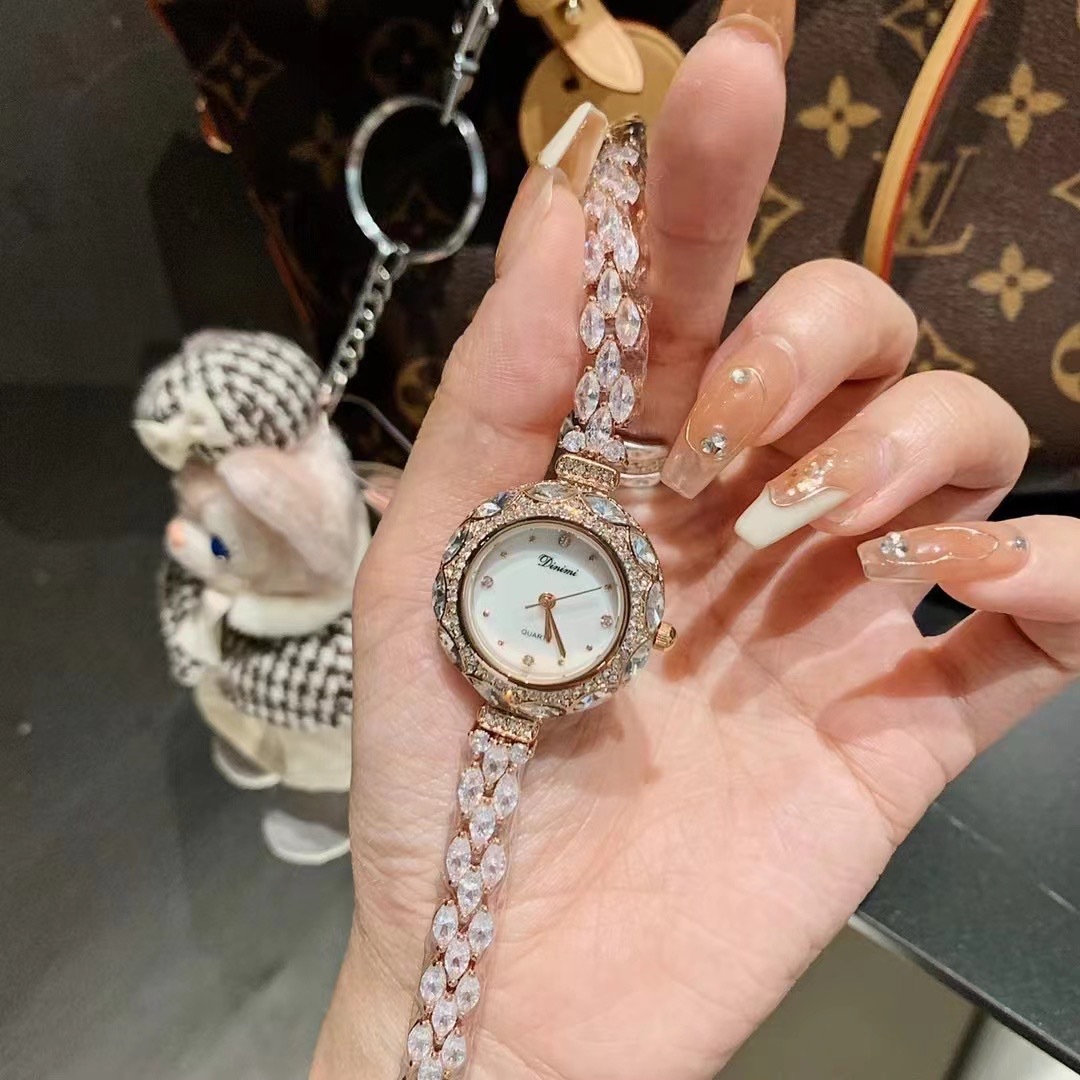 Zarif ve şık Kore tarzı kadın  - Luxury Watch Values incelemesi ve fiyatı
